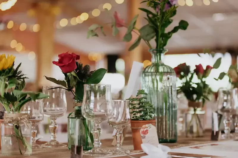 Décoration de tables de réception  à base de fleurs colorées et de vases tous différents à Habère-Poche
